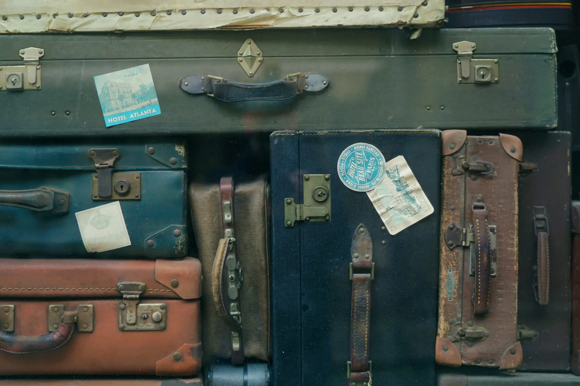 How to Travel Comfortably with Minimal Luggage