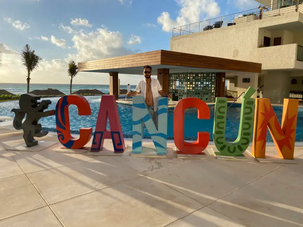 Wide shot from the Cancún travel guide